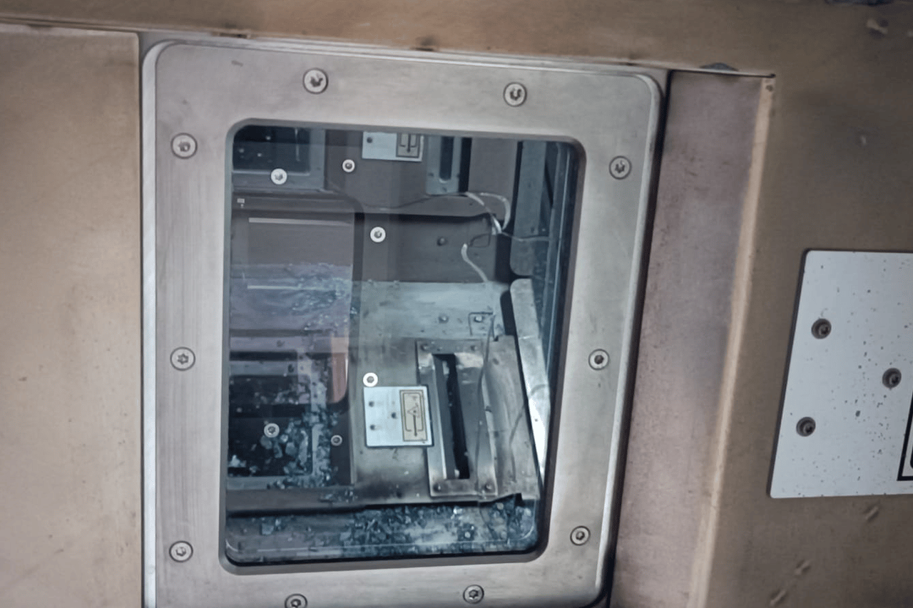 Damaged protection glass window inside the PROFILEMASTER® SPS